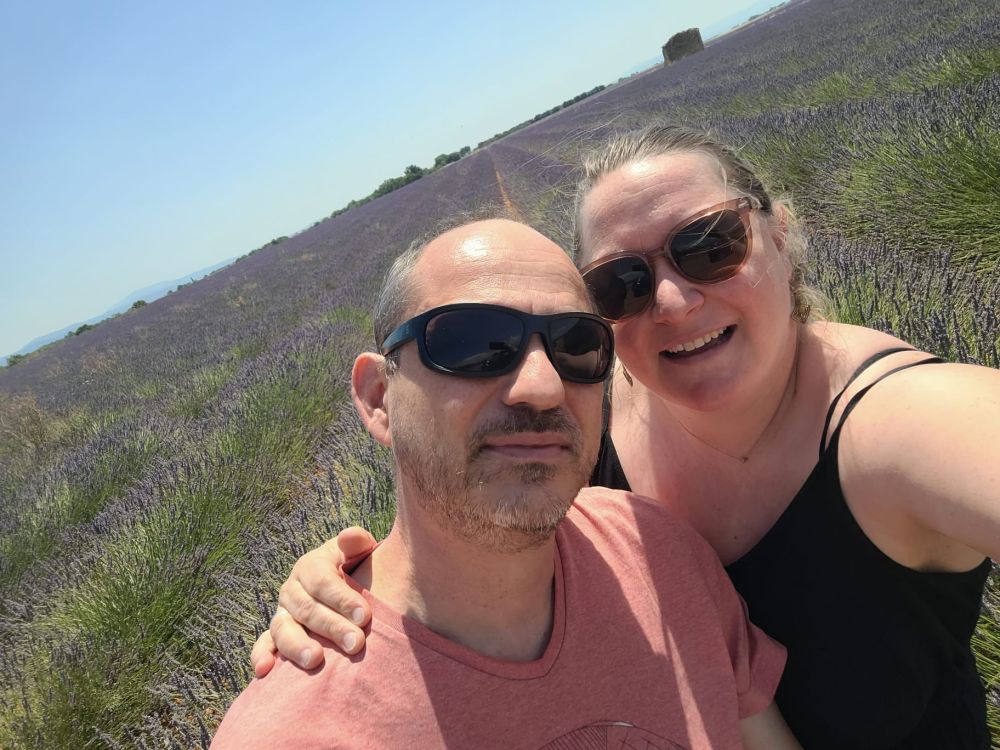 Damien et Florence, les créateurs de Vagabee, dans un champ de lavande en Provence